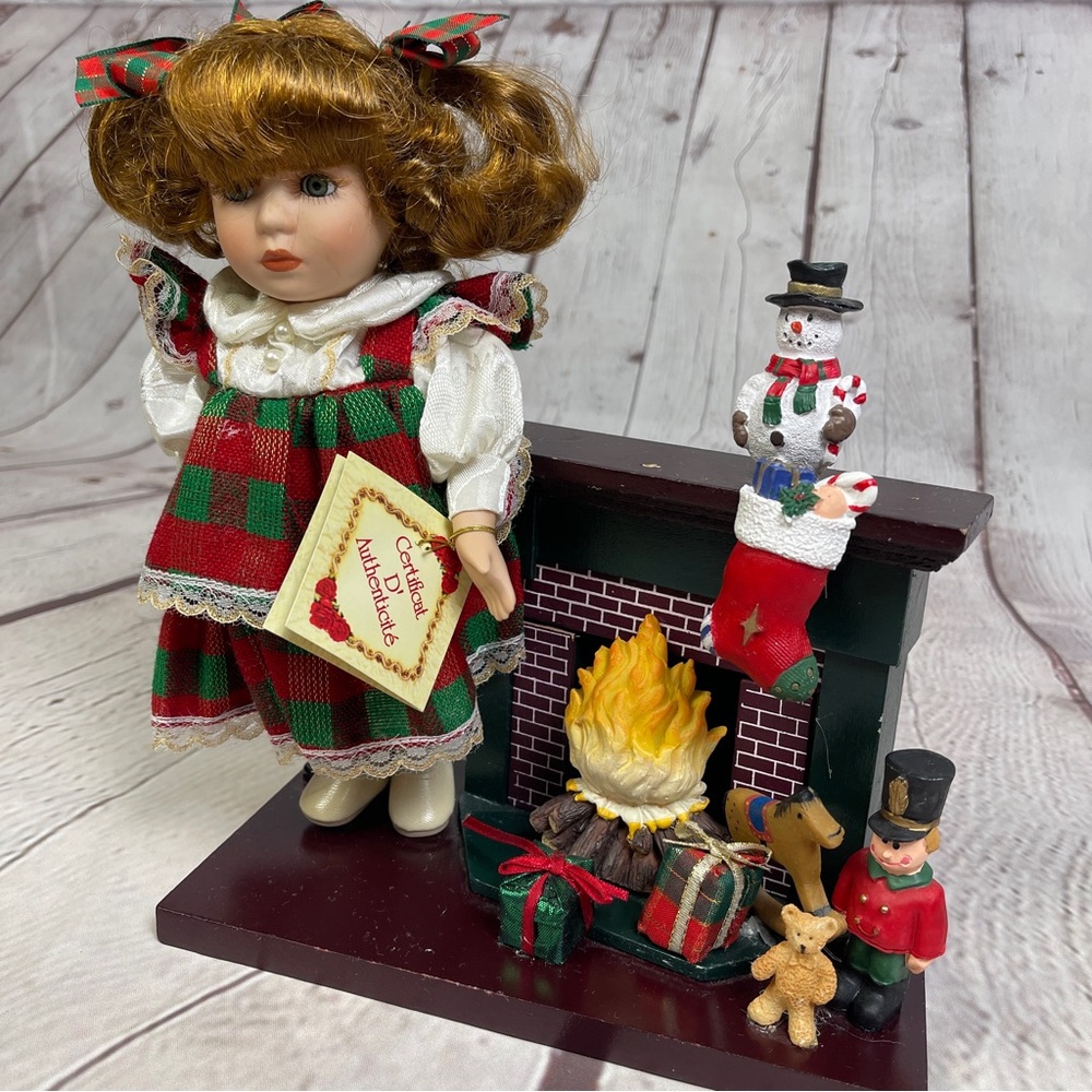 CLASSIC TREASURES Christmas collectible porcelain doll with fireplace and toys - Picture 4 of 7